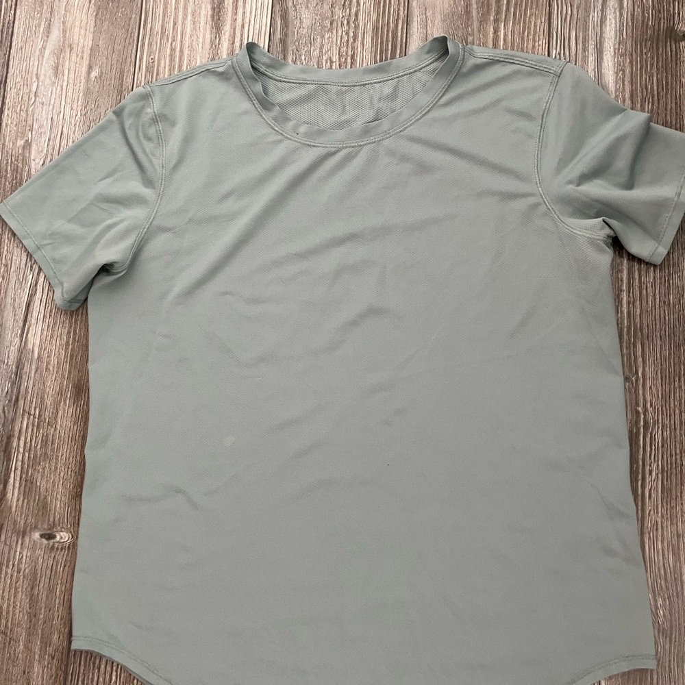 🌸 Lululemon athletica Light Sage Green Short Sleeve Tee